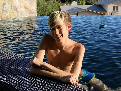 Inviting A Dip With Strung Up Twunk